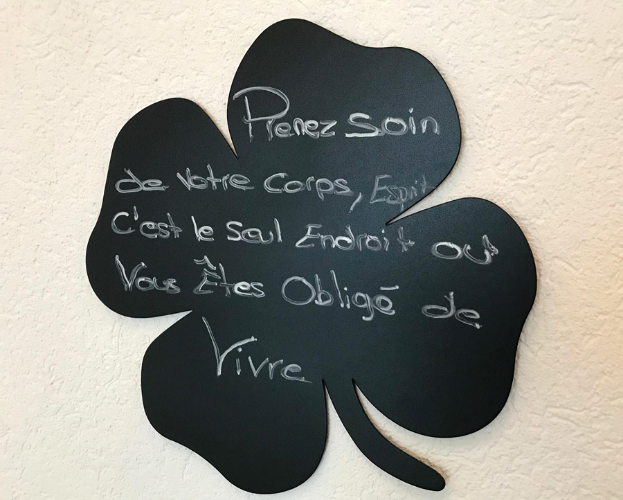 Ardoise dans le cabinet thérapeutique de Daniela Hummel à Yverdon ou est indiqué une citation pour prendre soin de soi.